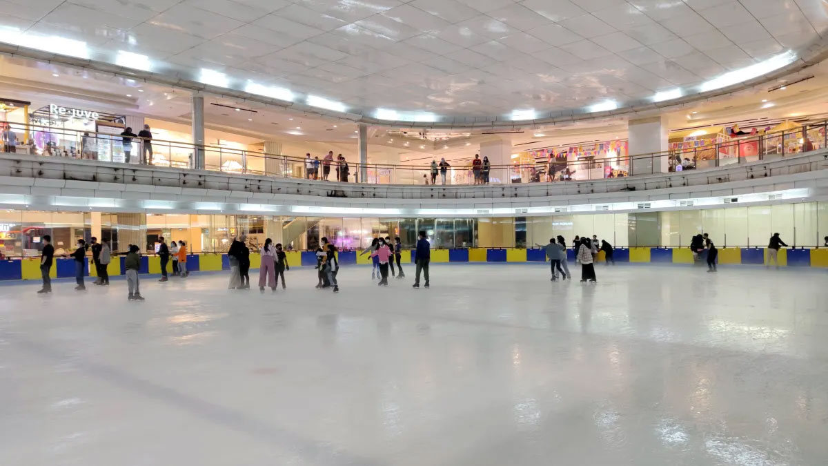 Wisata Ice Skating Mall Taman Anggrek